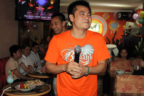 Vừa ăn hết đĩa hoa quả, phải chuồn chuồn cho đỡ ngại. Vừa ăn hết đĩa hoa quả, phải chuồn chuồn cho đỡ ngại.