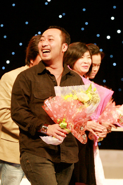 Chương trình này thú vị thật, tặng hoa lại còn kèm cả phong bì nữa!