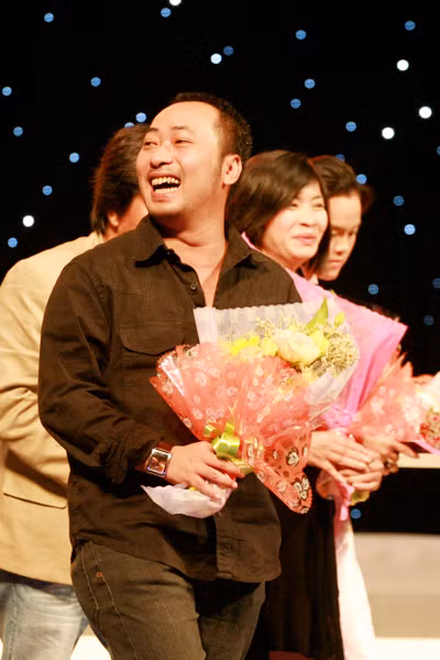 Chương trình này thú vị thật, tặng hoa lại còn kèm cả phong bì nữa!