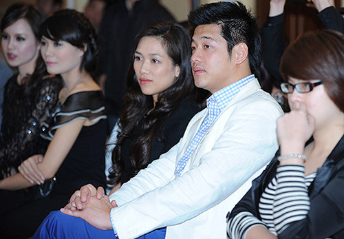 Hải Anh cho rằng: "Tôi chẳng làm gì khiến vợ phải ghen. Hơn 10 năm hoạt động trong showbiz, tôi không vướng scandal nào, điều này chắc đủ để khẳng định tôi là người đứng đắn. Tôi cũng chưa từng đóng cảnh giường chiếu, cùng lắm chỉ ôm, có hôn cũng rất ít". (Theo Phunutoday) Hải Anh cho rằng: "Tôi chẳng làm gì khiến vợ phải ghen. Hơn 10 năm hoạt động trong showbiz, tôi không vướng scandal nào, điều này chắc đủ để khẳng định tôi là người đứng đắn. Tôi cũng chưa từng đóng cảnh giường chiếu, cùng lắm chỉ ôm, có hôn cũng rất ít". (Theo Phunutoday)