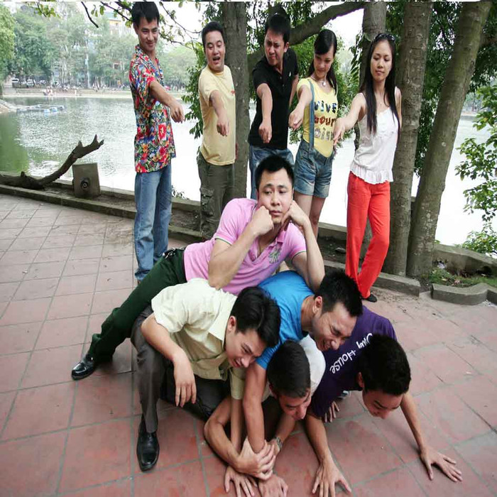 Ai bảo lúc nãy bắt nạt anh. Giờ có đồng đội đến hỗ trợ rồi, anh đè chết mấy chú! Ai bảo lúc nãy bắt nạt anh. Giờ có đồng đội đến hỗ trợ rồi, anh đè chết mấy chú!