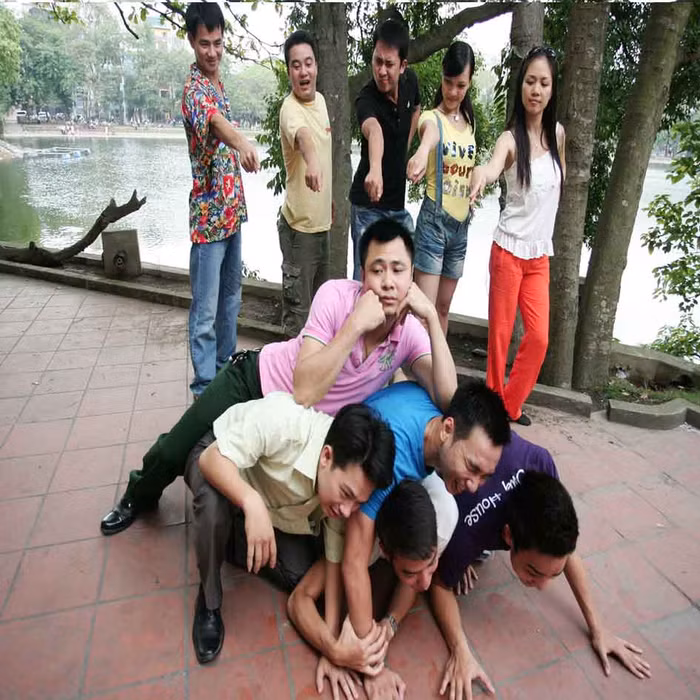 Ai bảo lúc nãy bắt nạt anh. Giờ có đồng đội đến hỗ trợ rồi, anh đè chết mấy chú! Ai bảo lúc nãy bắt nạt anh. Giờ có đồng đội đến hỗ trợ rồi, anh đè chết mấy chú!