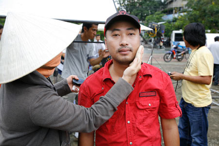 Ngày hôm qua tại cổng chợ Đồng Xuân, có một người phụ nữ lạ mặt luôn đi theo Dũng khùng để tiếp thị sản phẩm kem chống nắng...