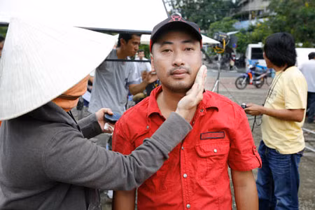 Ngày hôm qua tại cổng chợ Đồng Xuân, có một người phụ nữ lạ mặt luôn đi theo Dũng khùng để tiếp thị sản phẩm kem chống nắng...