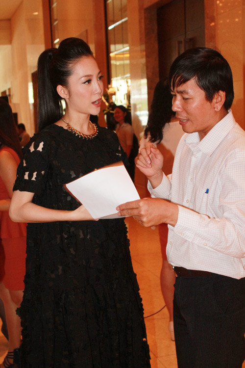 Anh chạy ra ngoài cổng mua giúp em cân xoài xanh nhé, đang nghén nên thèm chua quá