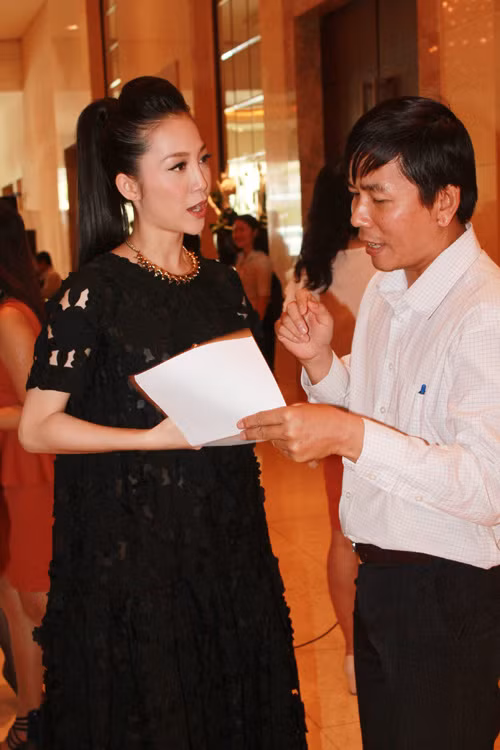 Anh chạy ra ngoài cổng mua giúp em cân xoài xanh nhé, đang nghén nên thèm chua quá