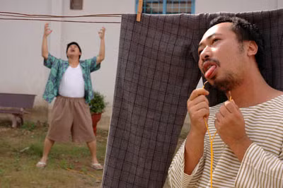 Dũng khùng lấy lưỡi thử điện.