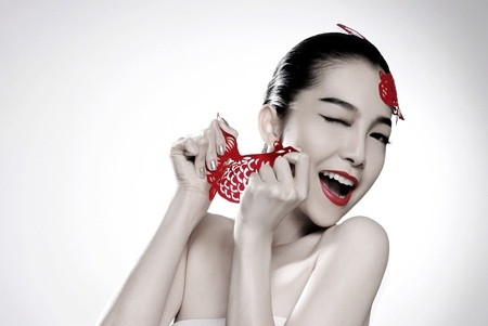 Dán thêm mảnh giấy đỏ này lên mặt nữa thì đố ai nhận ra ta