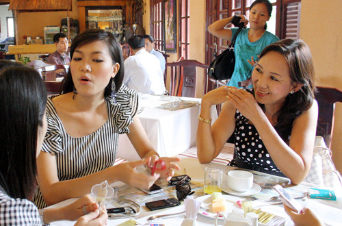 Đây là mẹ tớ đấy, tớ xinh giống mẹ không? Đây là mẹ tớ đấy, tớ xinh giống mẹ không?