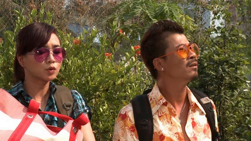 Từ lúc anh em mình đeo kính block color đến giờ, có vẻ em bán được nhiều bánh rán hơn đấy anh ạ! Từ lúc anh em mình đeo kính block color đến giờ, có vẻ em bán được nhiều bánh rán hơn đấy anh ạ!