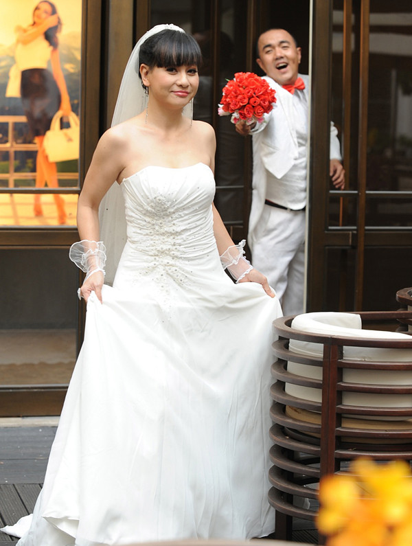 Hai nghệ sĩ gây tò mò cho nhiều khán giả khi cùng nhau tạo dáng chụp ảnh cưới. Quốc Thuận cho biết anh và Cát Phượng đã quen biết và trở thành bạn đồng nghiệp thân thiết từ nhiều năm nay.