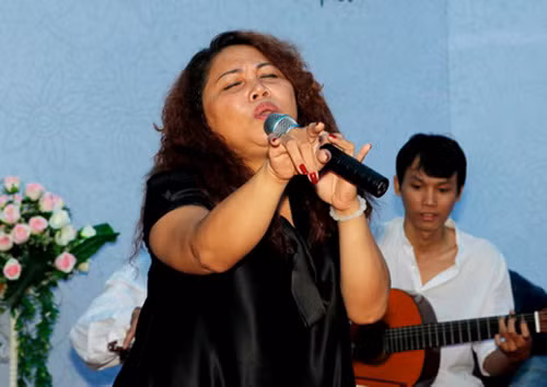 "Anh kia, muốn nghe hát thì trật tự đi, đừng hát theo to thế, tôi đau đầu lắm"...