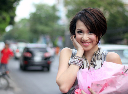 Tự nhiên đi đường cũng có người tặng hoa, người nổi tiếng có khác. Tự nhiên đi đường cũng có người tặng hoa, người nổi tiếng có khác.