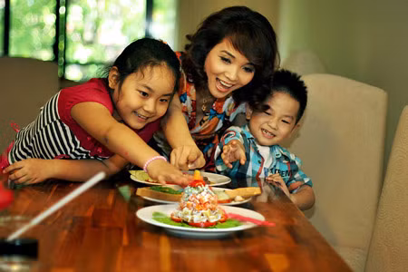 Thi xem tay ai dài hơn nào....