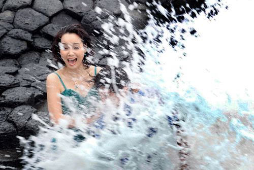 Mai Thu Huyền hét to vì sóng hay vì người đàn ông giấu mặt? Mai Thu Huyền hét to vì sóng hay vì người đàn ông giấu mặt?