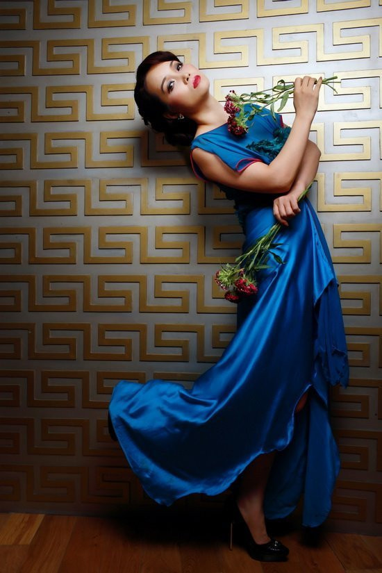 "Hoa, Đường Cong và Mai Thuy Huyền" "Hoa, Đường Cong và Mai Thuy Huyền"