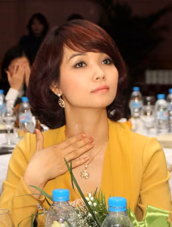 Mình phải đặt tay ở đây cho mọi người chú ý hơn đến chiếc dây chuyền ông xã mới tặng mới được.