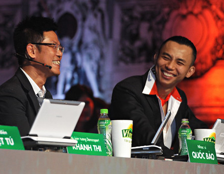 Anh Quốc Bảo này, có lần em đang nhảy bị rách quần buồn cười lắm!