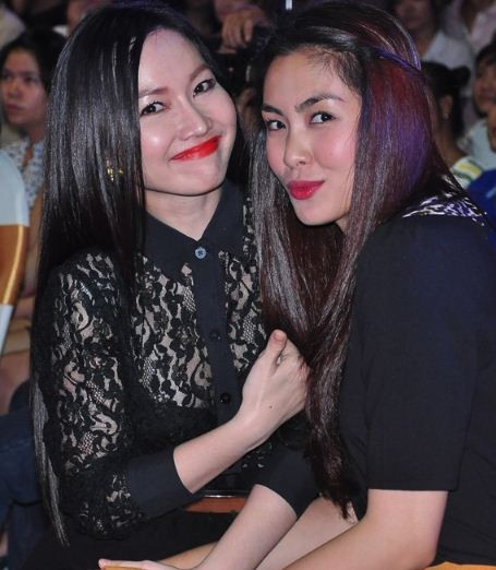 Đôi bạn thân diện cây đen cùng tone với nhau thu hút rất nhiều ánh mắt của khán giả. Đôi bạn thân diện cây đen cùng tone với nhau thu hút rất nhiều ánh mắt của khán giả.