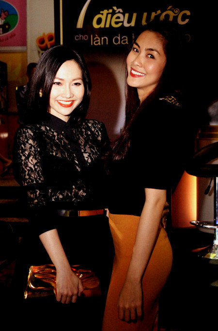 Một buổi tối đầu tháng 2/2012, hai người bạn thân lại xuất hiện cùng nhau trong một sự kiện để chia sẻ bí quyết giữ gìn nhan sắc với người hâm mộ. Một buổi tối đầu tháng 2/2012, hai người bạn thân lại xuất hiện cùng nhau trong một sự kiện để chia sẻ bí quyết giữ gìn nhan sắc với người hâm mộ.