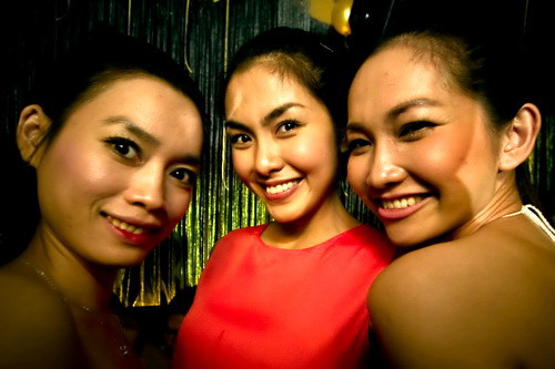 Đôi bạn thân lại có dịp "kề vai sát cánh" bên nhau và cười hết cỡ trong đêm party Dope "Bữa tiệc vàng" đã gây ấn tượng mạnh không chỉ ở phong cách thiết kế mà còn hội tụ bởi dàn sao nổi tiếng của Việt Nam. Đôi bạn thân lại có dịp "kề vai sát cánh" bên nhau và cười hết cỡ trong đêm party Dope "Bữa tiệc vàng" đã gây ấn tượng mạnh không chỉ ở phong cách thiết kế mà còn hội tụ bởi dàn sao nổi tiếng của Việt Nam.