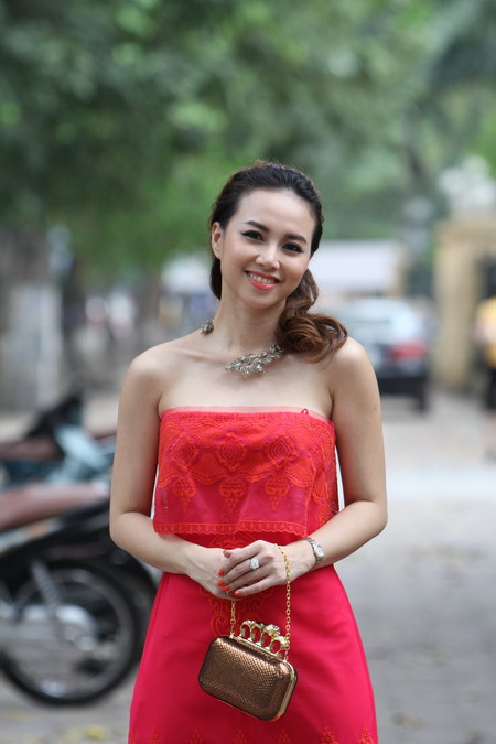 Khi tôi ngồi trong rạp xem đến cảnh đó, tôi đã khóc. Tôi thương sự hy sinh cao cả của nhân vật Thái Hòa thể hiện. Người đó chỉ biết cho, còn mình chỉ biết nhận. Trên trường quay, tôi và anh Hòa cũng bị ám bởi nhân vật. Ở nụ hôn cuối phim, lúc hôn môi xong tôi nhào lên hôn trán. Đó là do tôi tự nghĩ ra và theo tôi, đó là hành động rất tự nhiên của một cô gái dành tặng người mà mình trân trọng. Tôi nghĩ có lẽ không ai thương Khánh Linh được như Bích Trâm, kể cả Sơn. (Theo VNE) Khi tôi ngồi trong rạp xem đến cảnh đó, tôi đã khóc. Tôi thương sự hy sinh cao cả của nhân vật Thái Hòa thể hiện. Người đó chỉ biết cho, còn mình chỉ biết nhận. Trên trường quay, tôi và anh Hòa cũng bị ám bởi nhân vật. Ở nụ hôn cuối phim, lúc hôn môi xong tôi nhào lên hôn trán. Đó là do tôi tự nghĩ ra và theo tôi, đó là hành động rất tự nhiên của một cô gái dành tặng người mà mình trân trọng. Tôi nghĩ có lẽ không ai thương Khánh Linh được như Bích Trâm, kể cả Sơn. (Theo VNE)