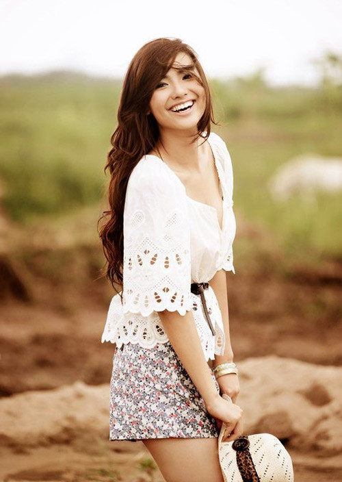 May mà mình phòng bị trước tý thì bị gió hất tung váy lên rồi.