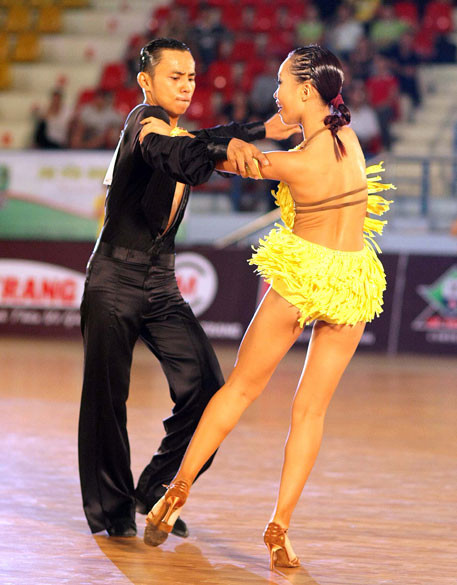 Em tập trung nhìn anh nhảy cho chuẩn, cứ liếc giám khảo làm gì!