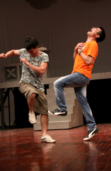 Chú Bắc à, chú cứ như trẻ con ấy, nhảy từ trên cao xuống, giẫm vào chân anh rồi. Đau quá, đau quá! Chú Bắc à, chú cứ như trẻ con ấy, nhảy từ trên cao xuống, giẫm vào chân anh rồi. Đau quá, đau quá!