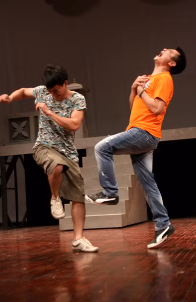 Chú Bắc à, chú cứ như trẻ con ấy, nhảy từ trên cao xuống, giẫm vào chân anh rồi. Đau quá, đau quá! Chú Bắc à, chú cứ như trẻ con ấy, nhảy từ trên cao xuống, giẫm vào chân anh rồi. Đau quá, đau quá!