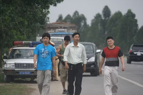 Đã bảo các anh đi từ từ thôi, bây giờ bị bắn tốc độ bắt mất xe rồi lấy đâu tiền nộp phạt. Lần sau nhớ chấp hành đúng luật giao thông đấy.