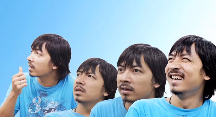 Cù Trọng Xoay và băng rôn liveshow "Hỉ nộ ái ố" chuẩn bị công diễn.