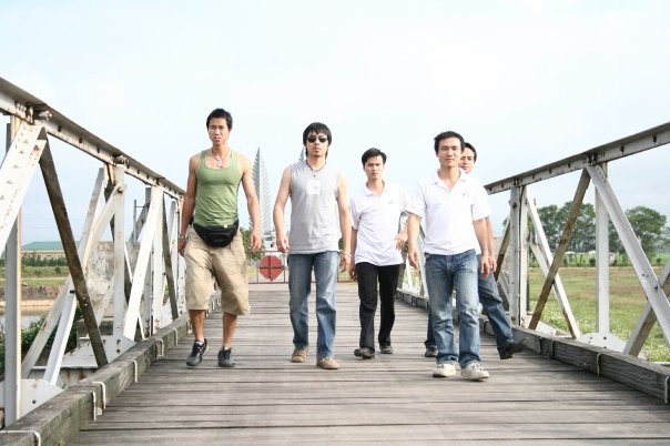 Đi nhanh lên các anh ơi, lúc nãy mấy thằng còn dọa đánh em, lần này chúng chết chắc! Đi nhanh lên các anh ơi, lúc nãy mấy thằng còn dọa đánh em, lần này chúng chết chắc!