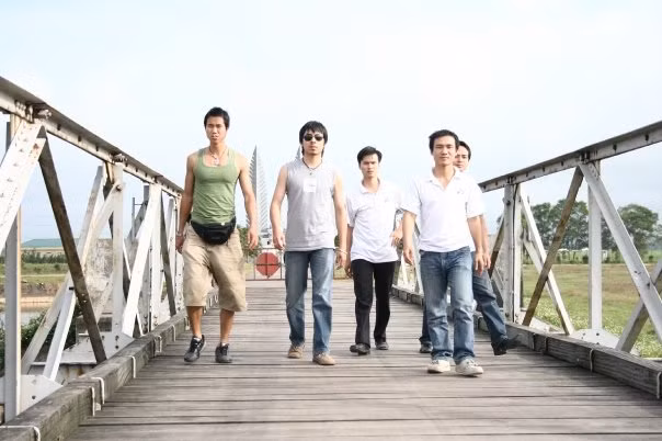 Đi nhanh lên các anh ơi, lúc nãy mấy thằng còn dọa đánh em, lần này chúng chết chắc!