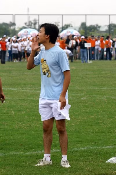 Mang máy ảnh vào chụp hộ cái, tới lượt anh thi rồi em ơi!