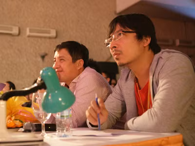 Quái, sao cái cậu sinh viên có chòm râu giống mình thế nhỉ?