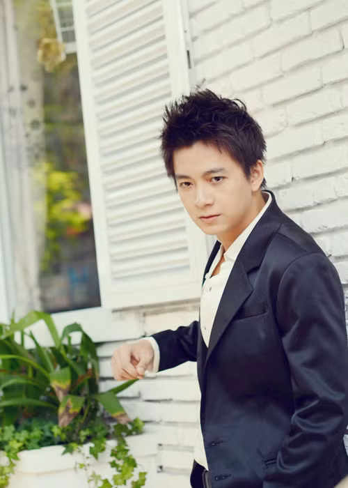 Ca sĩ Ngô Kiến Huy