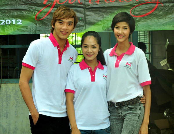 Trải qua hơn 6 tiếng đồng hồ ngồi xe ôtô từ TP HCM, đoàn từ thiện tới Sóc Trăng vào sáng sớm. Hoàng Thùy cùng các nghệ sĩ trẻ tươi tắn trong màu áo đồng phục của nhóm, chuẩn bị tới thăm các em học sinh nghèo. (Theo VNE) Trải qua hơn 6 tiếng đồng hồ ngồi xe ôtô từ TP HCM, đoàn từ thiện tới Sóc Trăng vào sáng sớm. Hoàng Thùy cùng các nghệ sĩ trẻ tươi tắn trong màu áo đồng phục của nhóm, chuẩn bị tới thăm các em học sinh nghèo. (Theo VNE)