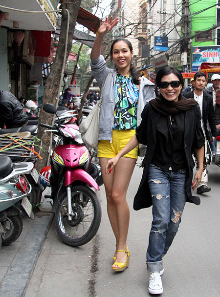 Chị Thanh đi nhanh thế, đợi em vẫy chào người hâm mộ tý, họ đang chào em kia kìa!