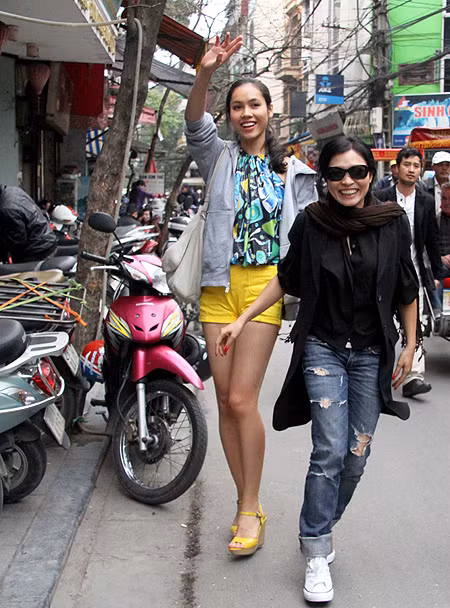 Chị Thanh đi nhanh thế, đợi em vẫy chào người hâm mộ tý, họ đang chào em kia kìa!