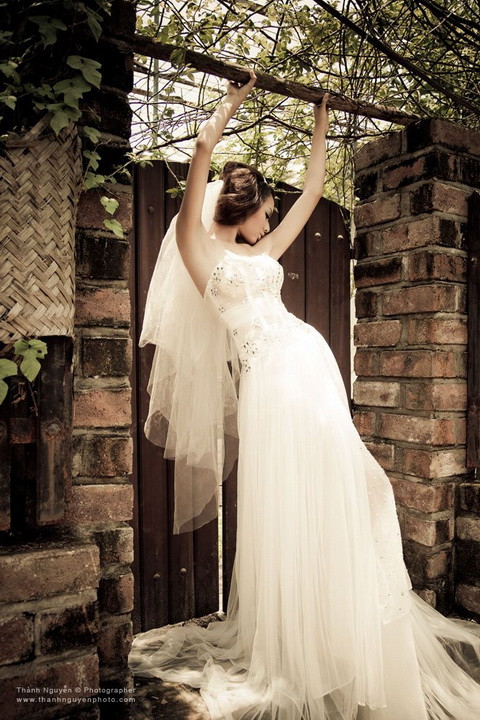 Phù, bình thường mình lên xà đơn được 20 cái, thế mà mặc cái váy này lên được mỗi chục cái đã mỏi hết cả tay, vướng thật đấy!