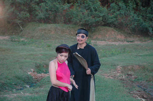 Nào, nhanh lên đi lại quãng vắng đằng kia thầy bói cho! Nào, nhanh lên đi lại quãng vắng đằng kia thầy bói cho!