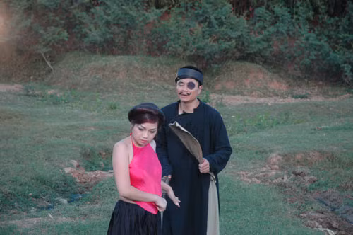 Nào, nhanh lên đi lại quãng vắng đằng kia thầy bói cho! Nào, nhanh lên đi lại quãng vắng đằng kia thầy bói cho!