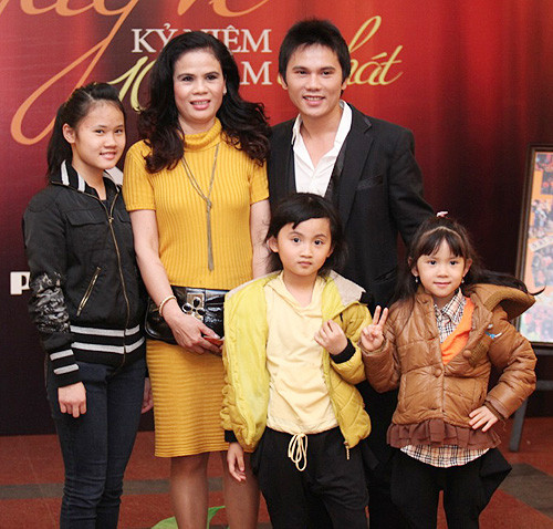 Cô con gái lớn có nụ cười giống hệt Anh Tú. Thời gian gần đây, Anh Tú đã Nam tiến lập nghiệp nên không còn nhiều thời gian ở bên các con. Trong đêm nhạc của Tuấn Hưng, Anh Tú muốn tất cả các con đều có mặt chứng kiến sự tái hợp của bố và những người bạn thân trên sân khấu để hiểu rõ tình cảm của các thành viên Quả Dưa Hấu dành cho nhau là như thế nào. (Theo BĐVN)