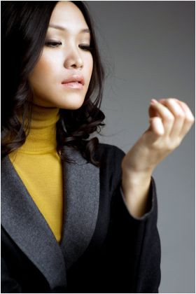 Mình đụng phải cái gì mà xước hết móng tay rồi. Mình đụng phải cái gì mà xước hết móng tay rồi.