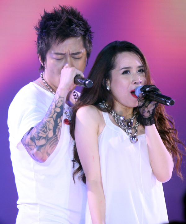 Cả hai chọn ca khúc sôi động "In the Club" (tựa Việt: Vũ điệu đắm say) để biểu diễn cùng vũ đoàn Big Toe và Cun Cun. Không ít khán giả hò reo khi "gái một con" và chàng ca sĩ nổi tiếng là đào hoa có nhiều pha tình tứ trên sân khấu. (Theo VNE) Cả hai chọn ca khúc sôi động "In the Club" (tựa Việt: Vũ điệu đắm say) để biểu diễn cùng vũ đoàn Big Toe và Cun Cun. Không ít khán giả hò reo khi "gái một con" và chàng ca sĩ nổi tiếng là đào hoa có nhiều pha tình tứ trên sân khấu. (Theo VNE)