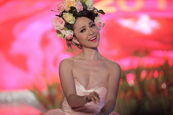 Còn bông hoa nào nữa thì đưa nốt để mình cài lên đầu cho đủ một khu vườn nhé