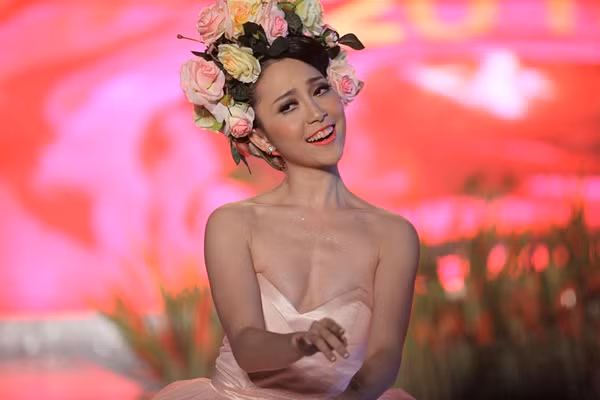 Còn bông hoa nào nữa thì đưa nốt để mình cài lên đầu cho đủ một khu vườn nhé