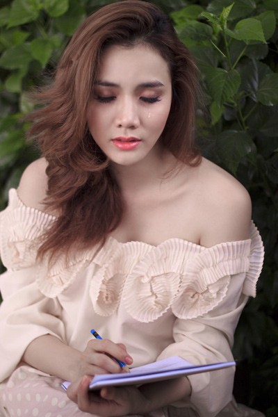 Tập viết tiểu thuyết mà cứ nghĩ đến nhân vật nữ chính bị người yêu bỏ rơi mình lại không cầm được nước mắt. Tập viết tiểu thuyết mà cứ nghĩ đến nhân vật nữ chính bị người yêu bỏ rơi mình lại không cầm được nước mắt.