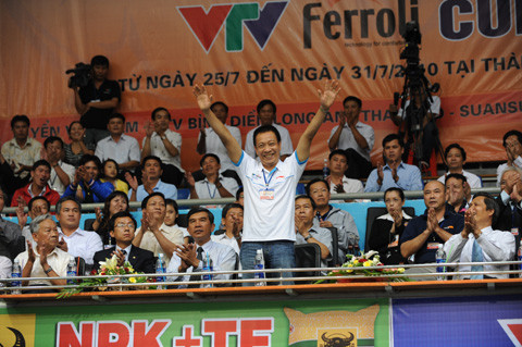 Chụp ảnh hộ anh cái đê. Không đứng lâu quá các bác lớn tuổi nói nhí nhố thì chết. Chụp ảnh hộ anh cái đê. Không đứng lâu quá các bác lớn tuổi nói nhí nhố thì chết.